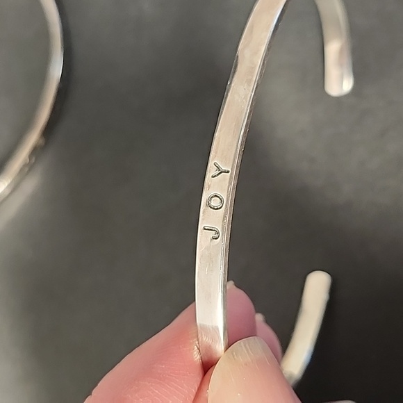 Three silverplated open bracelets - "Joy"- "Live, Love, Laugh" - "Peace" - Picture 5 of 13